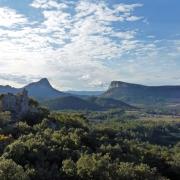 B vue du Pic saint Loup depuis les tours de sales Chateau de Lancyre, vignerons en AOC Coteaux du Languedoc Pic Saint Loup