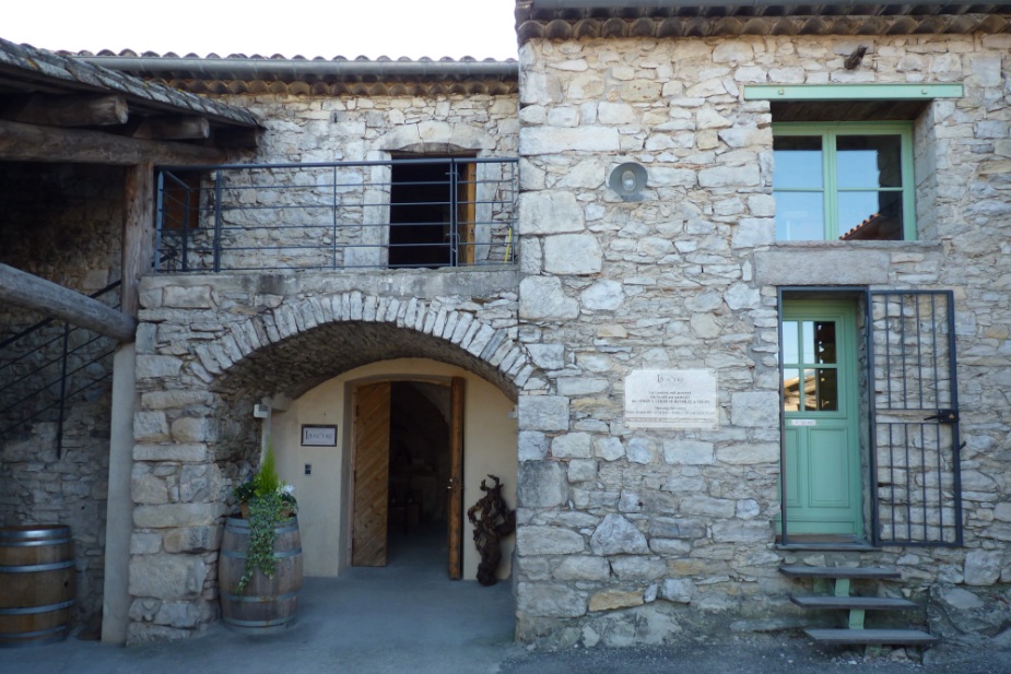 zzz Entrée du caveau de vente-dégustation du Château de Lancyre AOC Coteaux du Languedoc Pic Saint Loup