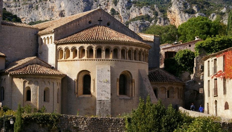 Chevet de l abbaye de Gellone Chateau de Lancyre vignerons en AOC Coteaux du Languedoc Pic Saint Loup
